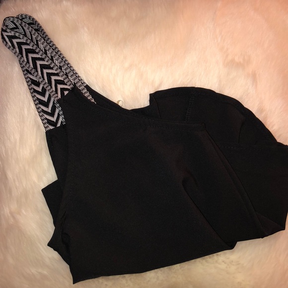 Windsor Flowy Tank Top w/ W and B Chevron Straps - Picture 2 of 2